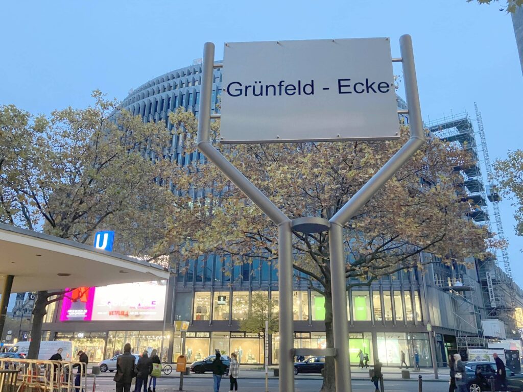 Namenstafel der Grünfeld-Ecke am Bahnhof Kurfürstendamm.