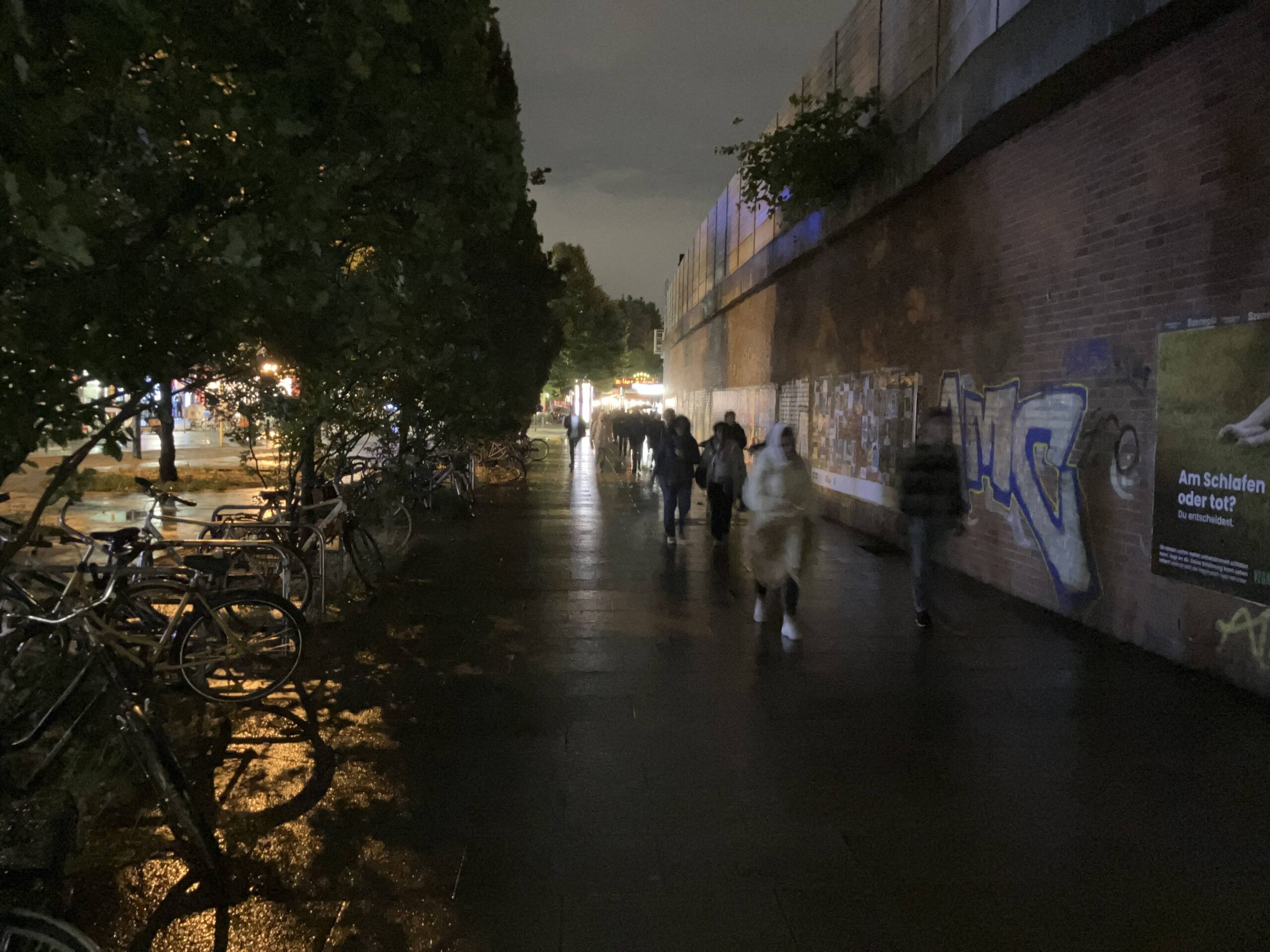 Bei Regen ist der unbeleuchtete Weg besonders unangenehm; Lichtreflexe machen die Orientierung noch schwerer.