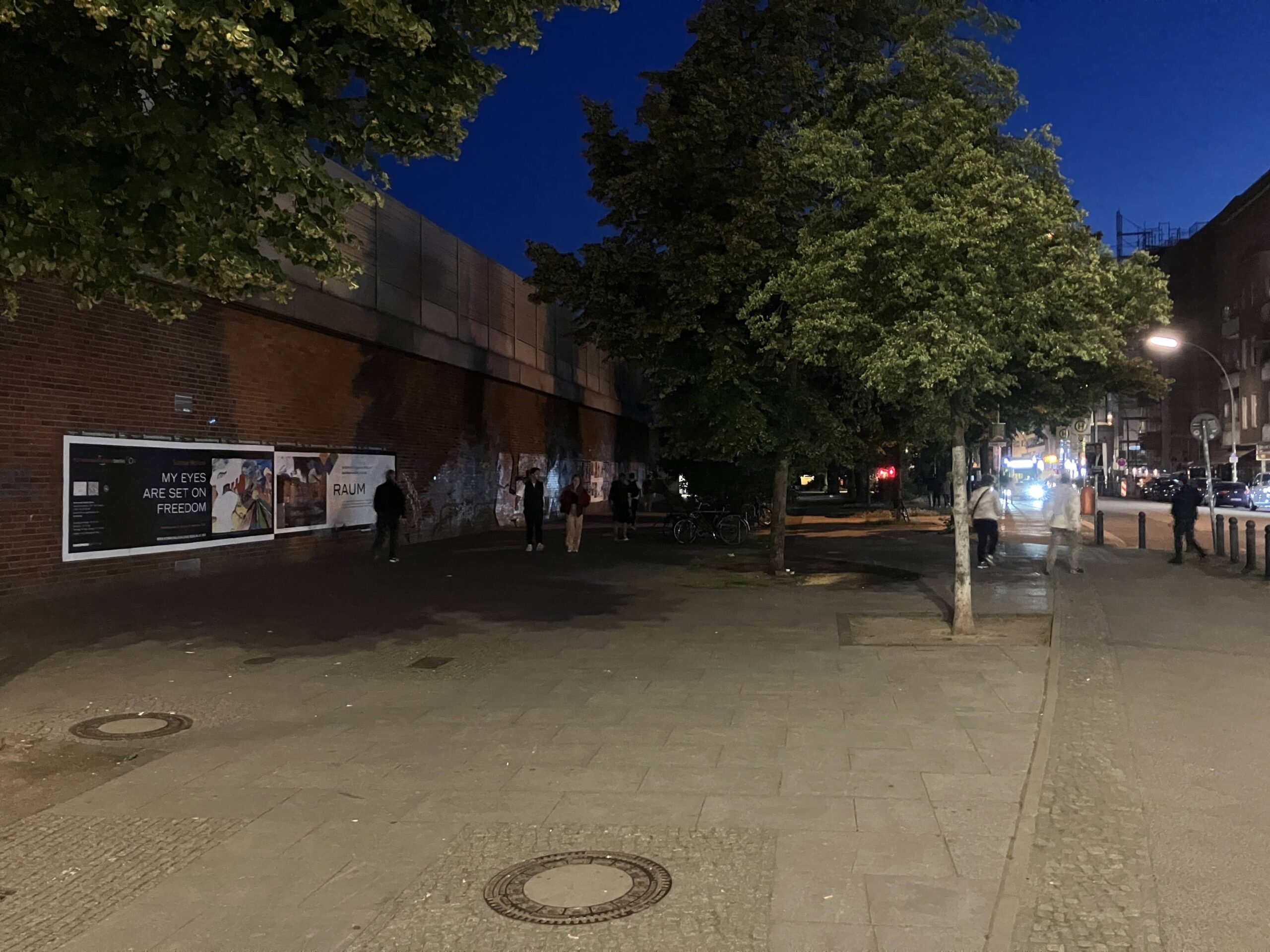 Unbeleuchteter Weg Bahnhof Charlottenburg.