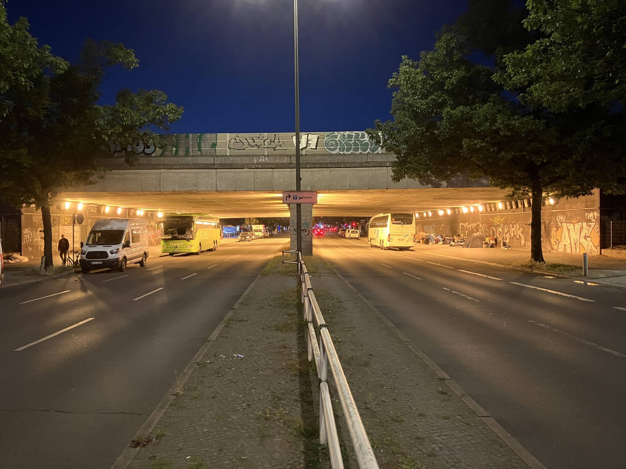 Die Bahnunterführung Lewishamstraße wird unter dem Bahndamm mit rund 50 Mega-Strahlern erhellt.