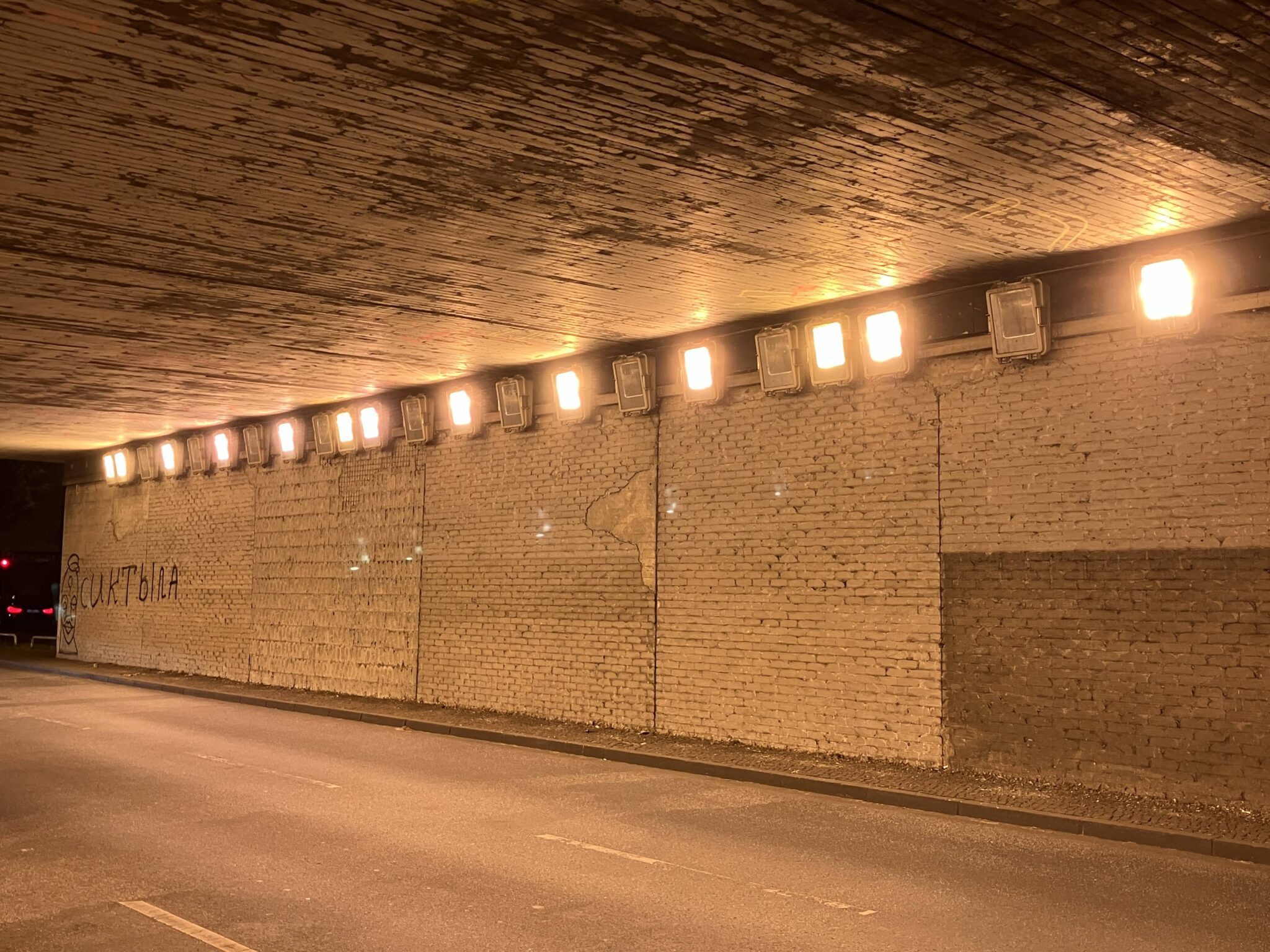 Unterführung Lewishamstraße wird unter dem Bahndamm mit rund 50 Strahlern erhellt.