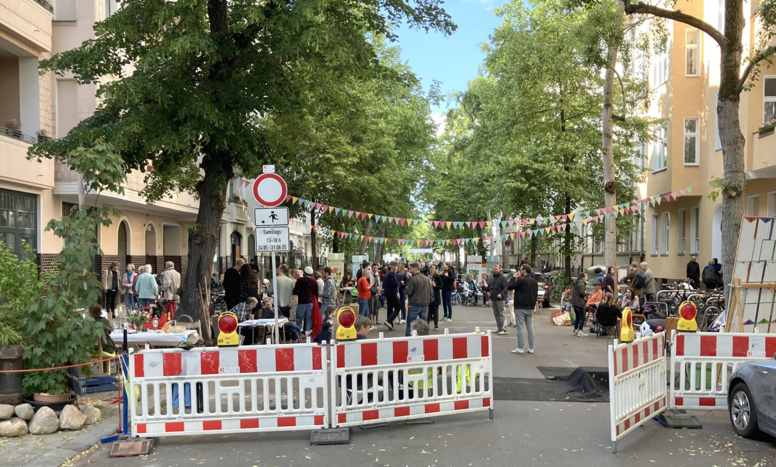 Viele Menschen waren auf der Fritschestraße bei Mai-Bowle und Musik zum ersten „Fritschefest“