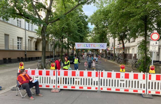 Viele Menschen auf der Fritschestraße bei Musik und Punsch zum „Fritschefest 2025“
