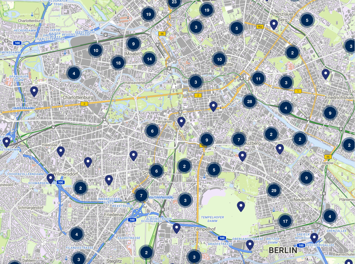 Eine Karte von Berlin vollwe schwarzer Punkte, die eine Zahl tragen, um die Anzahl von Projekten der Verwaltung zu visualisieren. In der West-City klafft ein großes Loch.