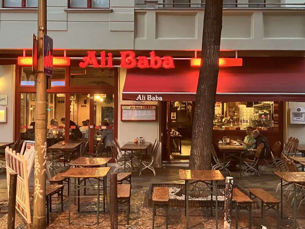 Die Pizzeria „Ali Baba“ in der Bleibtreustraße nach der Wiedereröffnung von außen.