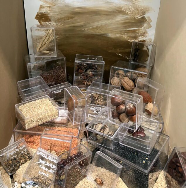 Lebensmittel in durchsichtigen Schachteln.