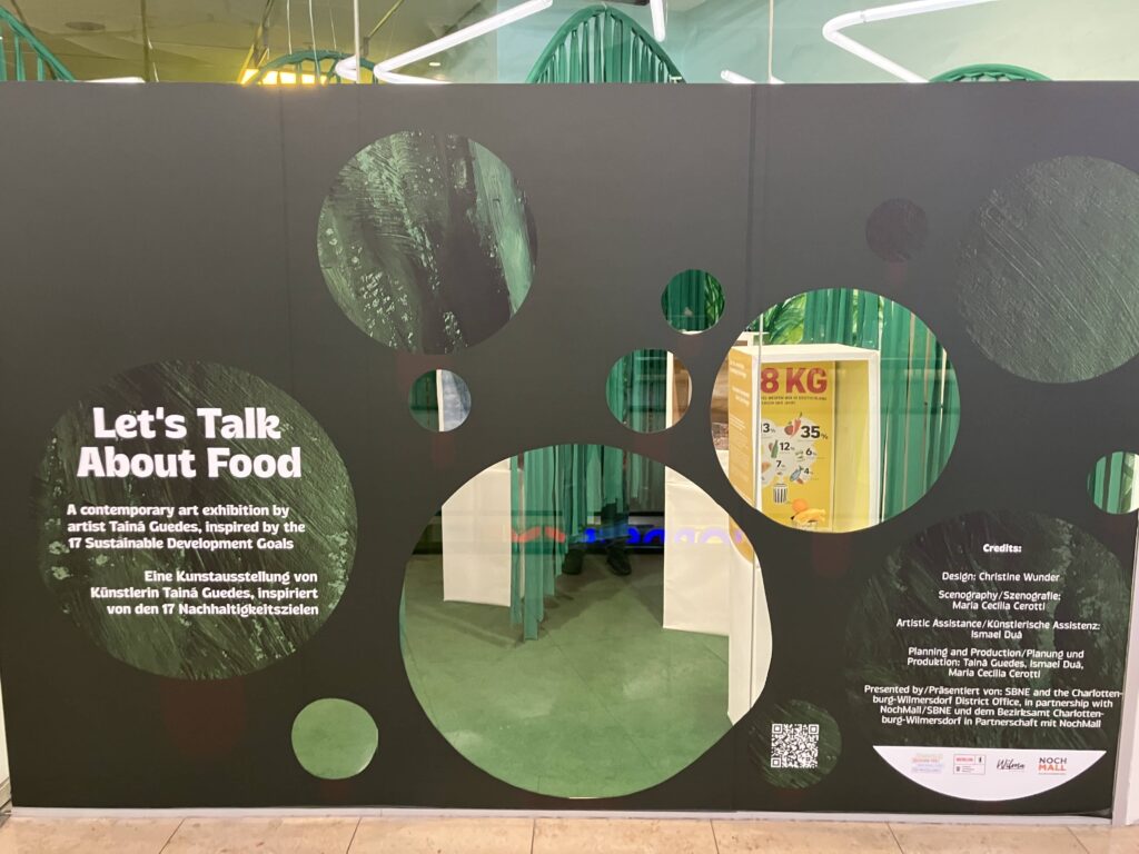 Außengestaltung: Das Schaufenster zur AUsstellung ist mit einer schwarzen Folie beklebt, in der sich verschieden große, kreisrunde Ausschnitte befinden, um in den Raum sehen zu können.