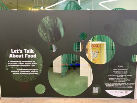 Außengestaltung: Das Schaufenster zur AUsstellung ist mit einer schwarzen Folie beklebt, in der sich verschieden große, kreisrunde Ausschnitte befinden, um in den Raum sehen zu können.