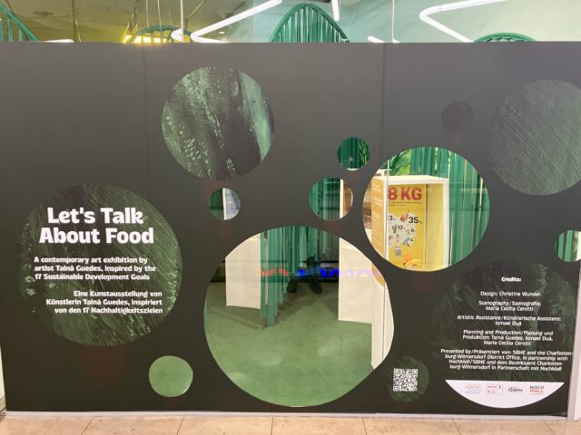 Außengestaltung: Das Schaufenster zur AUsstellung ist mit einer schwarzen Folie beklebt, in der sich verschieden große, kreisrunde Ausschnitte befinden, um in den Raum sehen zu können.