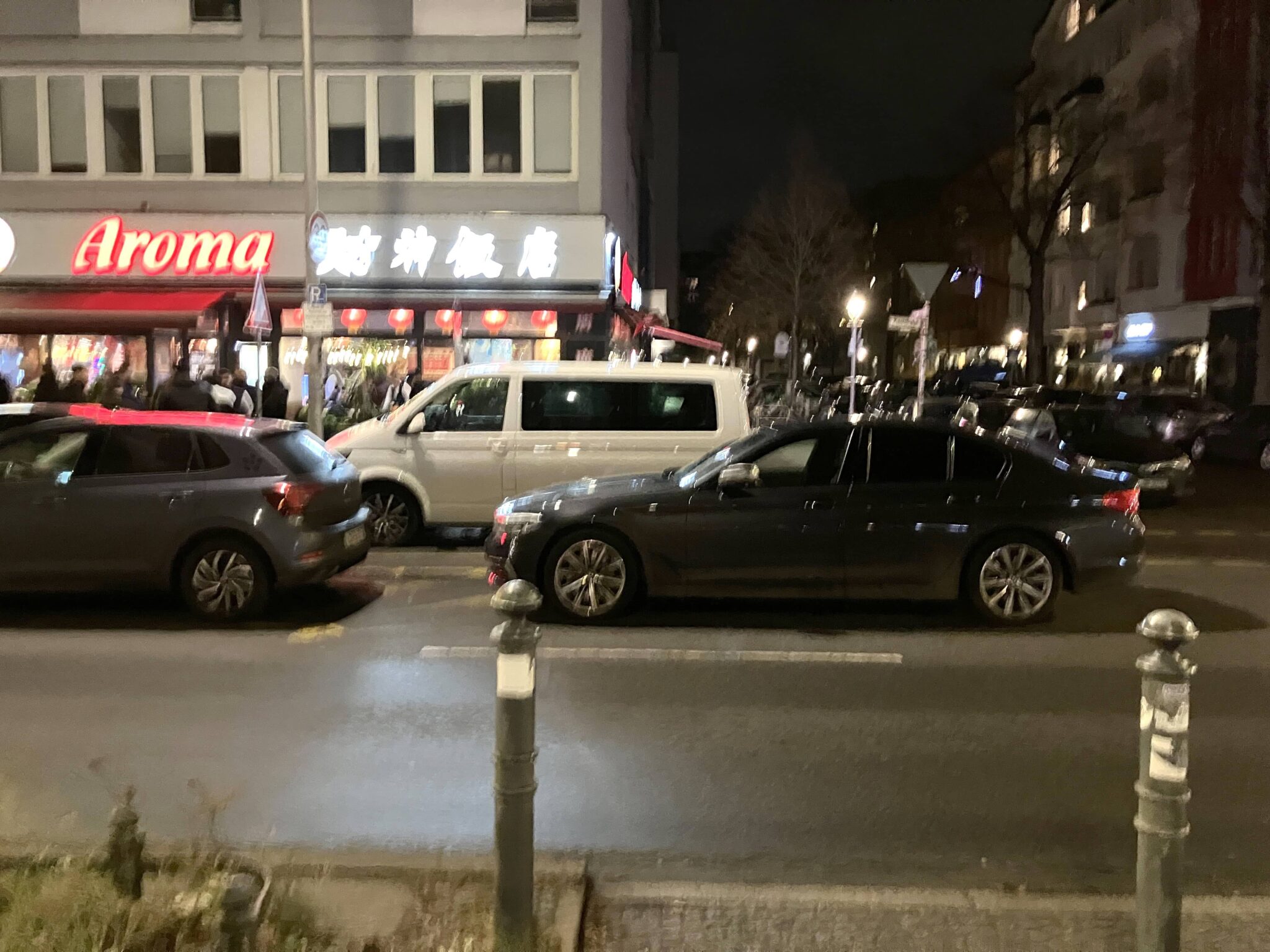 Autos stehen im Kreuzungsbereich, sodass für Zufußgehende kein Durchkommen ist.