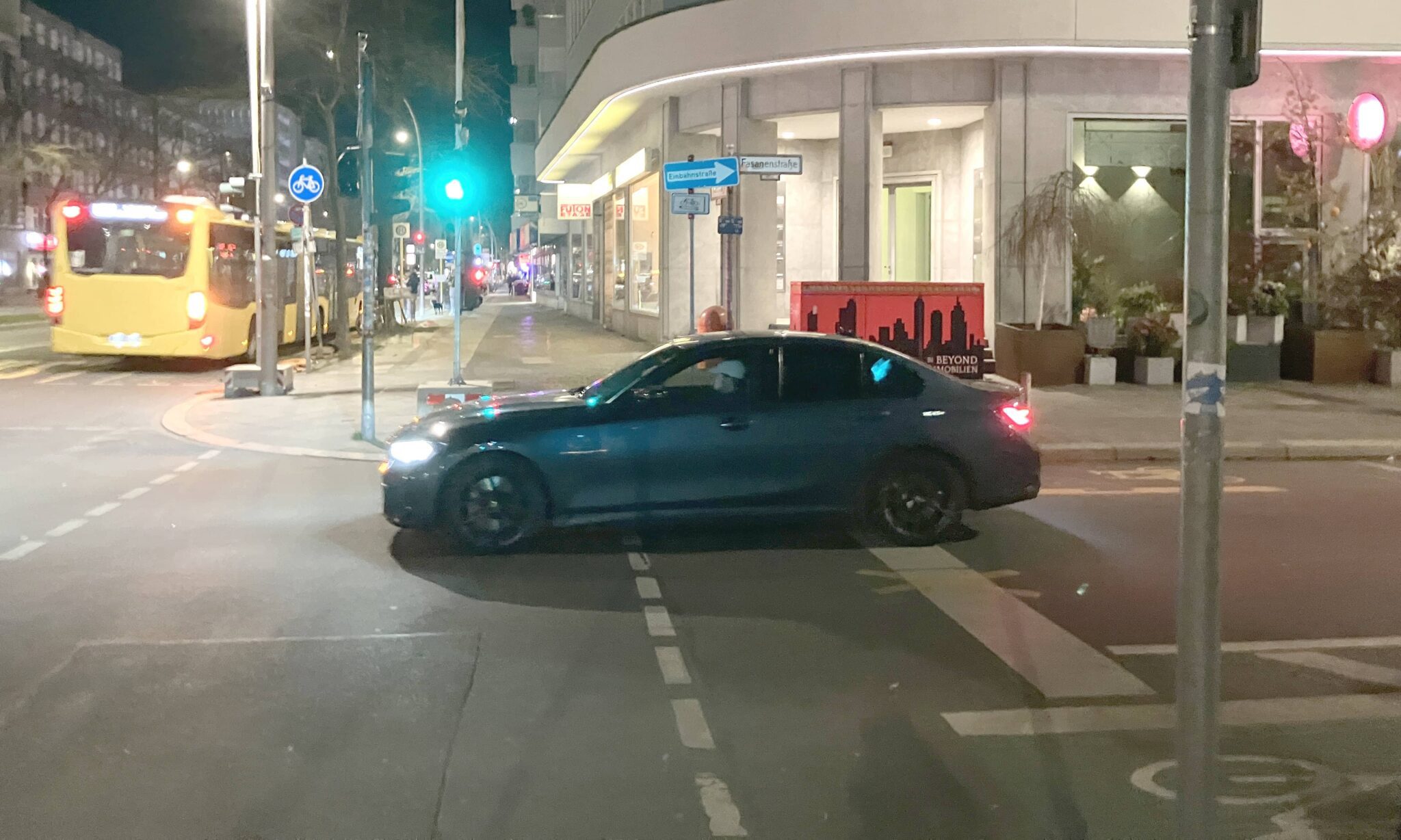 Ein Pkw fährt in der falschen Richtung durch die Einbahnstraße.