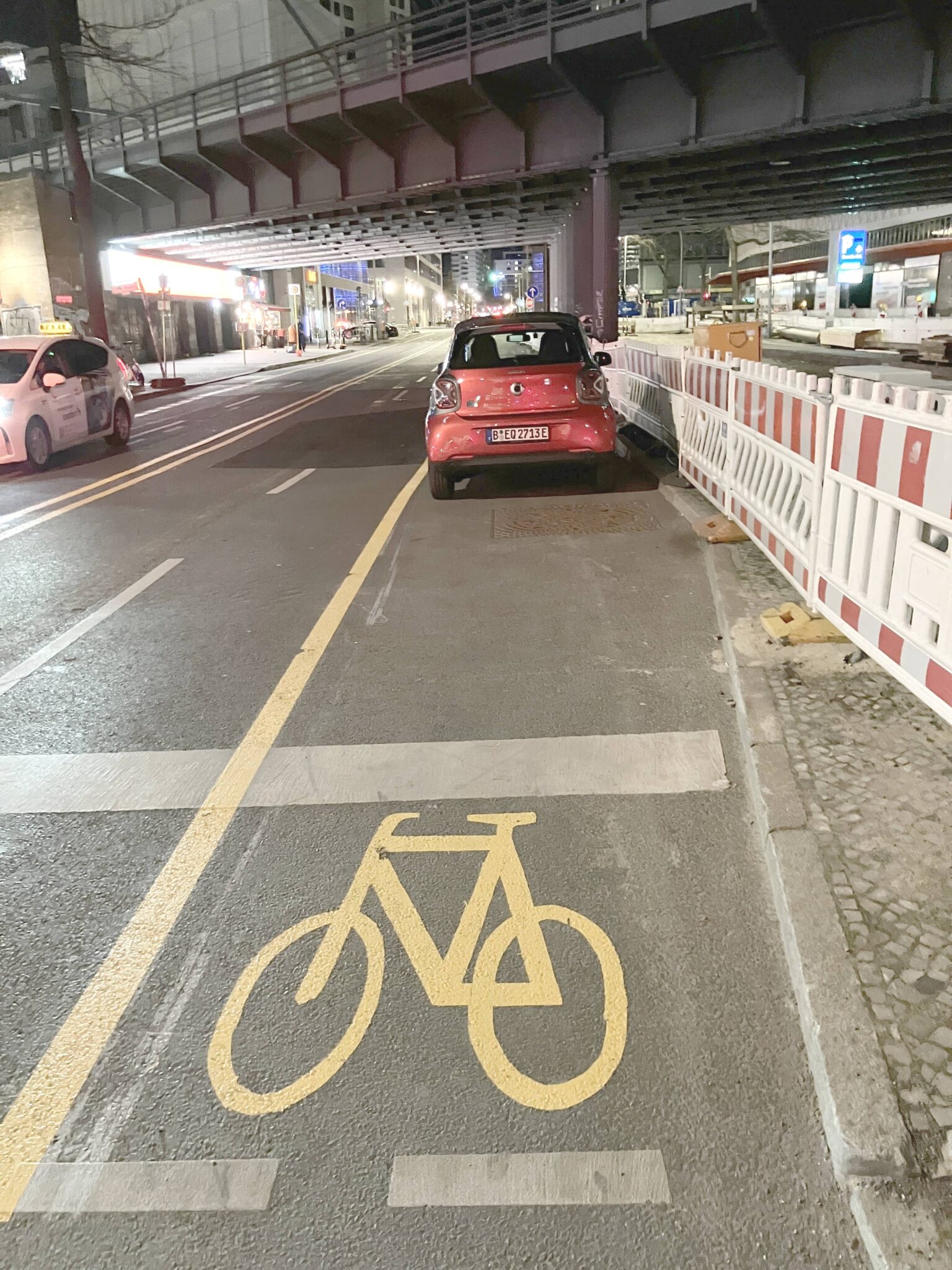 Ein #Falschparker versperrt den Radweg im Baustellenbereich.
