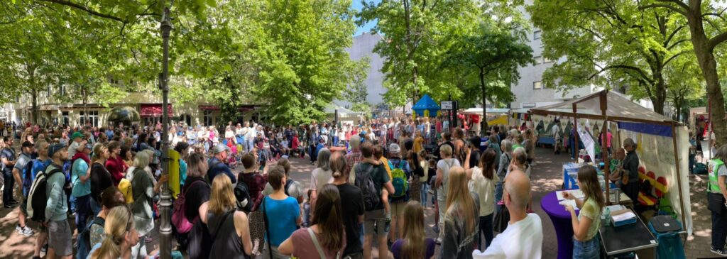 Viele Menschen auf dem vollen Leon-Jessel-Platz in Wilmersdorf.