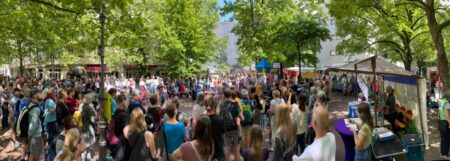 Viele Menschen auf dem vollen Leon-Jessel-Platz in Wilmersdorf.